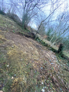 Photo de galerie - Débarras complet maison, appartement, cave, garage ou terrain.  Évacuation d’encombrants, gravats, meubles, déchets.  Intervention rapide avec matériel adapté.  Prestation payante selon volume.  Devis rapide sur photos.