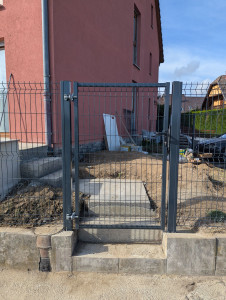 Photo de galerie - Installation d'un portillon et clôture rigide 
