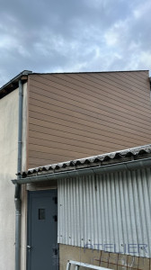 Photo de galerie - Bardage sur pignon en composite de chez Fiberdeck coloris teck. 