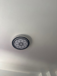 Photo de galerie - Installation du lustre 