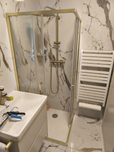 Photo de galerie - Pose de pare-douche en laiton sur mesure 