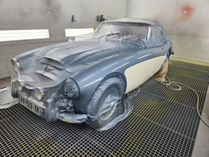 Photo de galerie - Réparations et peinture bicolore du latéral de cette Austin-Healey. 