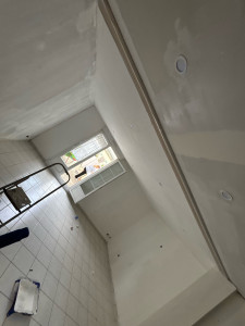 Photo de galerie - Réalisation d’un plafond, suivie des bandes et avec une finition en peinture 