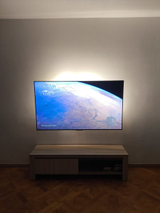 Photo de galerie - Installation de TV au mur avec passage de câble encastré et LED d'ambiance.