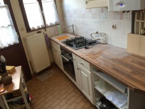 Photo de galerie - 1) démontage d’une ancienne cuisine + faïence. 2) modification raccord d’eau + canalisation. 3) pose d’une nouvelle cuisine + faïence  