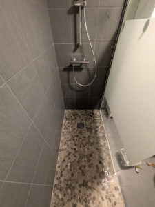 Photo de galerie - Pose de galets douche italienne à l'epoxy joints époxy