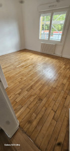 Photo de galerie - Rénovation d’un parquet en bois massif avec ponçage et vitrification pour redonner tout son éclat au bois naturel. Finitions soignées et résultat élégant. Réalisation BATNEO RENOV, spécialiste de la rénovation de A à Z.