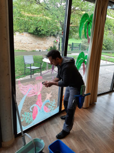 Photo de galerie - Nettoyage des dessins après la fête 