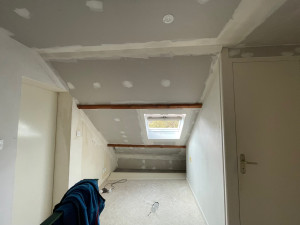 Photo de galerie - Faux plafond et raccord velux entre poutres.