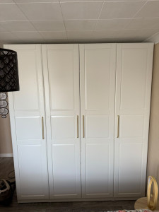 Photo de galerie - Montage d'une armoire Ikea 