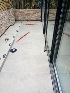 Photo de galerie - Carrelage sur plots 
parement 
