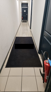 Photo de galerie - Exemple de remise en état complète et nettoyage approfondi d'un sol et d'une cage d'escalier. Élimination des traces d'usure, dépoussiérage et rafraîchissement complet pour redonner de l'éclat aux parties communes avant relocation.