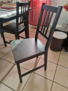 Photo de galerie - Montage de chaises en bois 