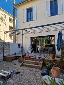 Photo de galerie - Une belle pergola en acier thermolaqué qui ne faudra pas repeindre toutes les années 