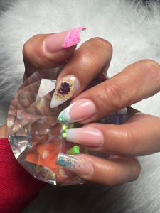 Photo de galerie - Je travaille avec des ongles en gel, fibre deverre, molde f1, molde russe et aussi de la pose américaine