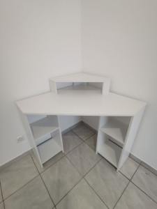 Photo de galerie - Montage d'un bureau d'angle 