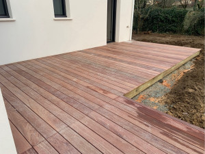 Photo de galerie - Pose d’une terrasse en bois exotique 