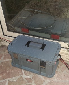 Photo de galerie - Kit autonome d'alimentation de panneaux solaires 

Batteries dans un caisson étanche 