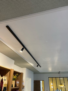 Photo de galerie - Pose de papier peint au plafond avec finition moulure.