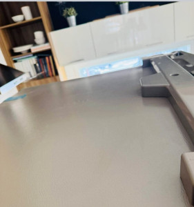 Photo de galerie - Voici la photo après nettoyage du dessus d'un frigidaire car souvent les gens oublient de faire le dessus des frigidaire ou des meubles de cuisine