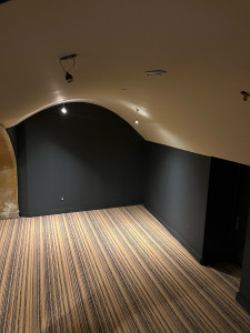 Photo de galerie - Réalisation peinture dans un bar , avec pose de sol en moquette 