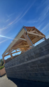 Photo de galerie - Fabrication d'un carport charpente et couverture.