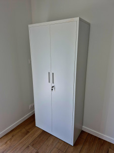 Photo de galerie - Montage d’une armoire métallique. 