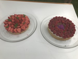 Photo de galerie - Tarte fraises rhubarbe et tarte framboises