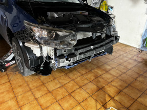 Photo de galerie - Remplacement pare choc, garde boue et garnitures plastiques suite à un choc