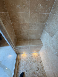 Photo de galerie - Pose sol mosaïque en travertin double sauna 