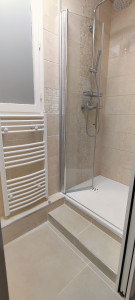 Photo de galerie - Création de salle de bain avec marche pour la douche, pose de carrelage ect..