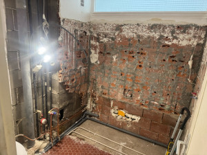 Photo de galerie - « Rénovation complète plomberie sanitaire : reprise des réseaux d’eau et évacuations, modification des arrivées, préparation installation salle de bain. Travail propre et adapté à l’existant. »