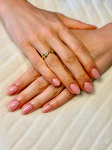 Photo de galerie - Gainage sur ongle naturel en nude pailleté