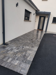 Photo de galerie - Pavé devant une entrée 