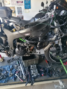 Photo de galerie - ZX6R 2007, remplacement chaîne de distribution, réglage soupapes, entretien vidange filtre, bougies, liquide de refroidissement. Remplacement échappement par ligne une ligne complète Akrapovic. 