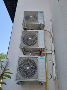 Photo de galerie - Installation de 3 unités extérieures daikin 