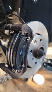 Photo de galerie - Remplacement disques et plaquettes avant 