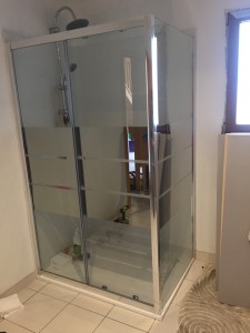 Photo de galerie - Installation d'une cabine de douche sur receveur ✅