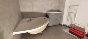 Photo de galerie - Carrelage SdB 2/2 : installation/raccordement baignoire & vasque+meuble 