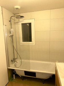 Photo de galerie - Pose baignoire + panneaux pvc parois de baignoire Colonne de douche et joint silicone 