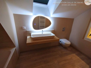 Photo de galerie - Rénovation de salle de bains à Évian-les-Bains (Haute-Savoie) avec installation de meuble vasque et WC suspendu, reprise des réseaux plomberie et électricité pour un espace moderne, fonctionnel et soigné.