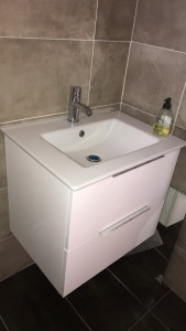 Photo de galerie - Installation d’un meuble vasque suspendu 