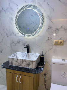 Photo de galerie - Rénovation complète de salle de bain : pose de faïence murale et carrelage avec finitions soignées et rendu moderne.