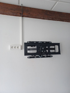 Photo de galerie - Fixation support TV et TV + câblage électrique. 