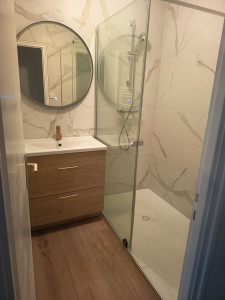 Photo de galerie - Salle de bain clé en main 
. raccordement et évacuation 
.pose de carlage avec finition 
.pose de bac et parois de douche 
.pose du meuble, miroir, sèche serviette 