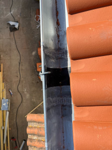 Photo de galerie - Joint de dilatation soudé sur une gouttière en zinc 