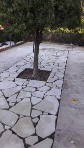 Photo de galerie - Pose de carrelage extérieur en pierre. Réalisation d'une terrasse en opus incertum. Travail soigné et finitions de qualité. Disponible pour vos projets d'aménagement !