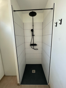 Photo de galerie - Douche complètement rénovée / receveur remplacer - carrelage refait entièrement - colonne de douche remplacée 