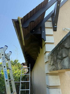 Photo de galerie - Réalisation d’une toiture avec pose de gouttières et habillage des débords de toit. Travail soigné, précis et durable. Satisfaction du client avant tout.
