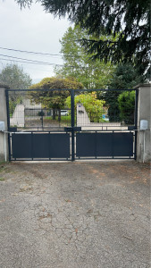 Photo de galerie - Fabrication et soudure d’un portail chez un client 